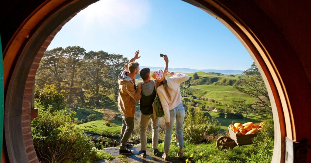 Hobbiton, na Nova Zelândia e seus turistas. Visto de turismo