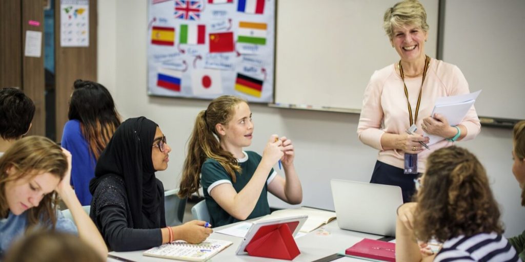 Professora dando aula em escola de ensino médio no exterior.