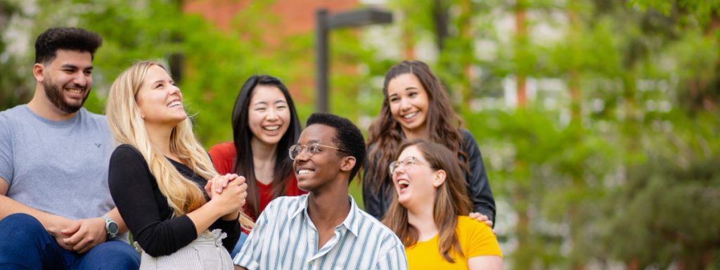 Estudantes confraternizando na universidade