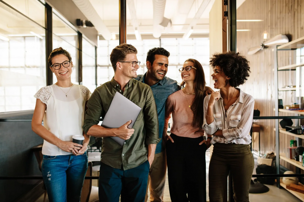 Colegas de trabalho conversando num corredor | Estudo e trabalho em Malta