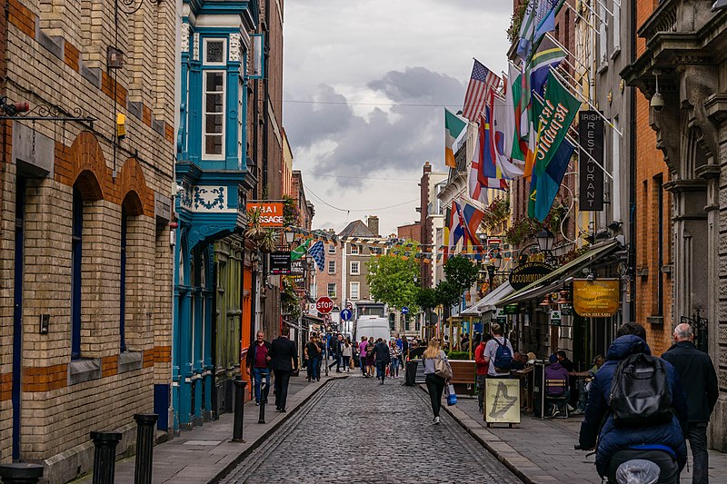 Rua movimentada na cidade de Dublin, na Irlanda