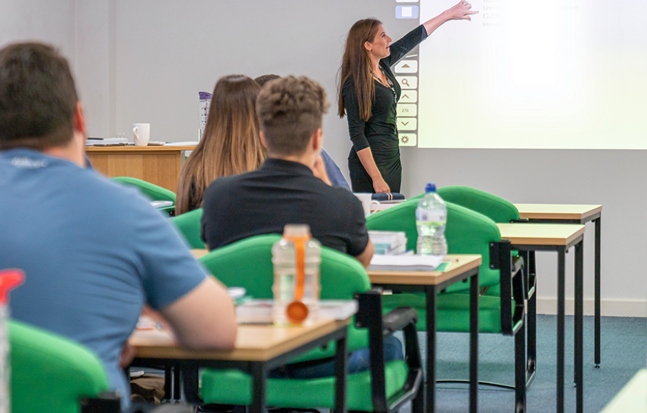 Professora dando aula em sala | Curso pathway