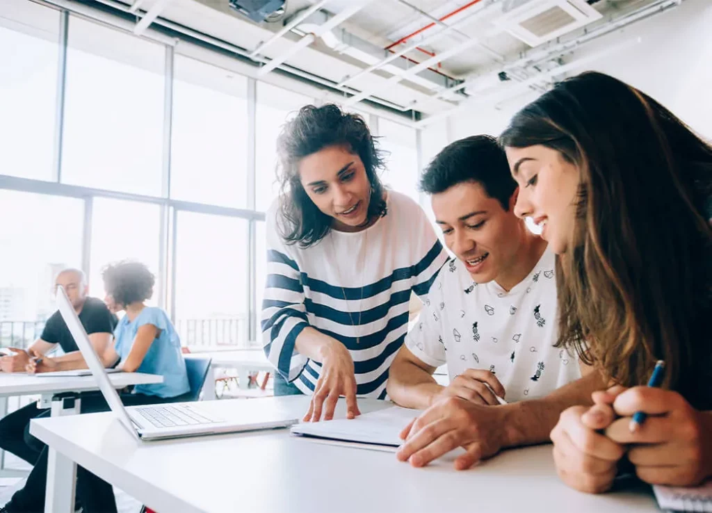 Alunos em sala de aula estudando inglês acadêmico