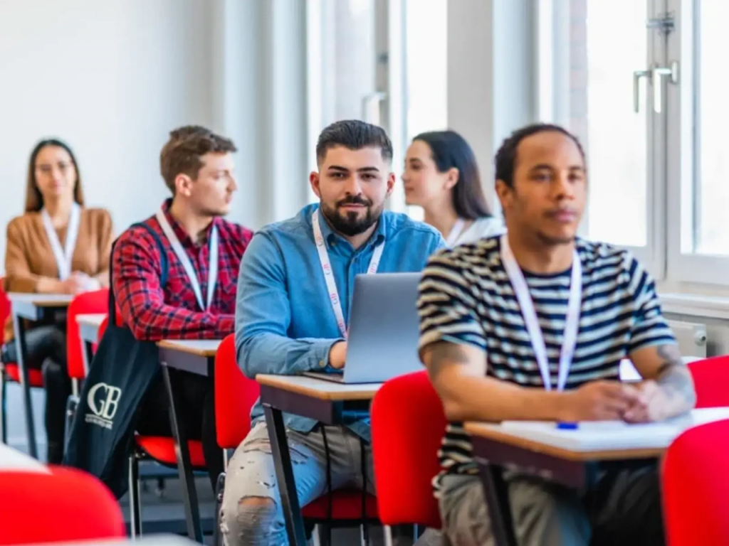 Estudantes em sala de aula | Estudo e trabalho em Malta