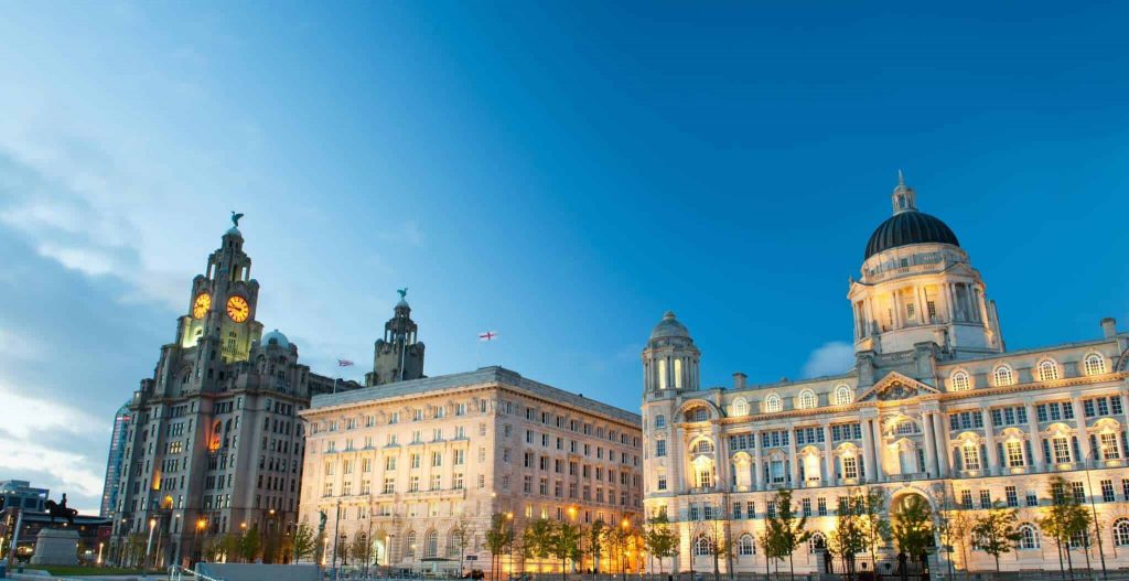 Rua da cidade de Liverpool com seus prédios icônicos e torre de relógio | Intercâmbio em Liverpool