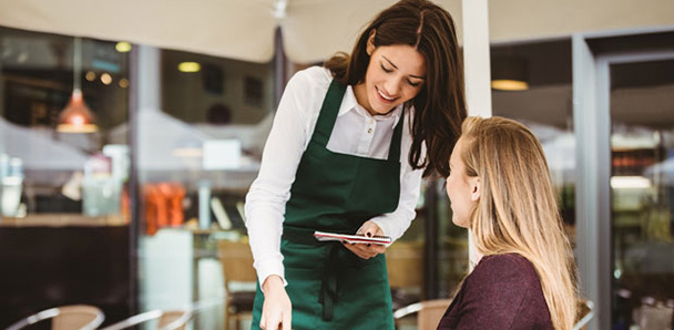 Garçonete atendendo em restaurante | Estudo e trabalho em Malta