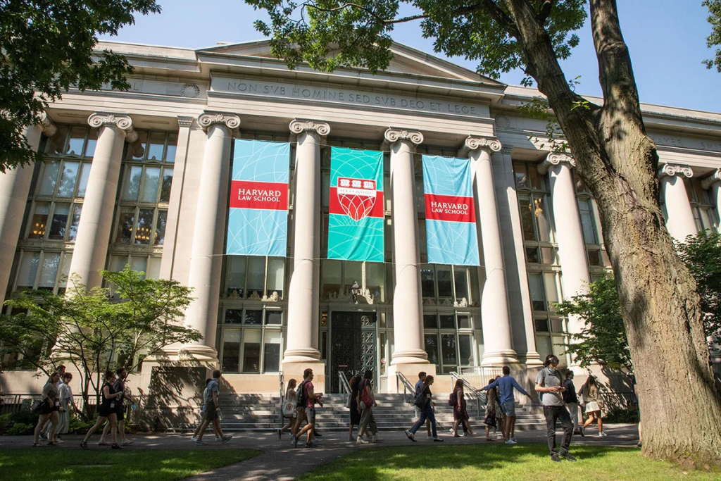 Fachada da escola de Direito de Harvard