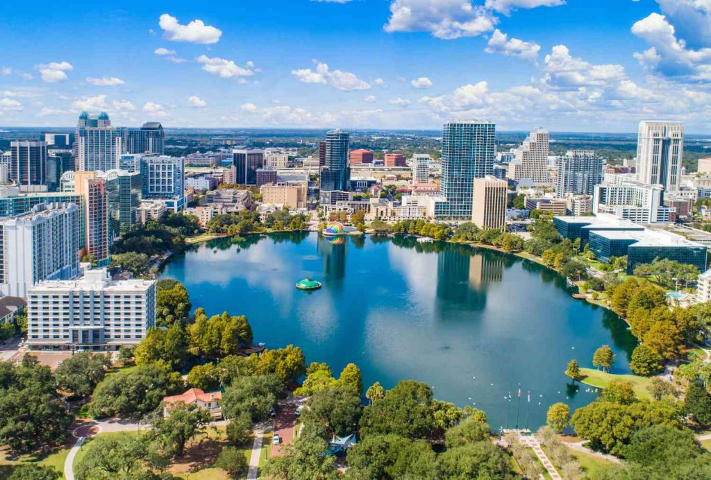 Visão aérea da cidade de Orlando, com lago enorme em destaque | Estudar em Orlando