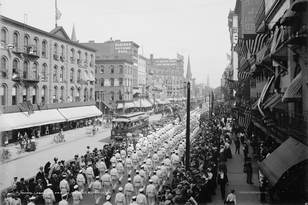 Imagem histórica, em preto e branco, do Labor Day