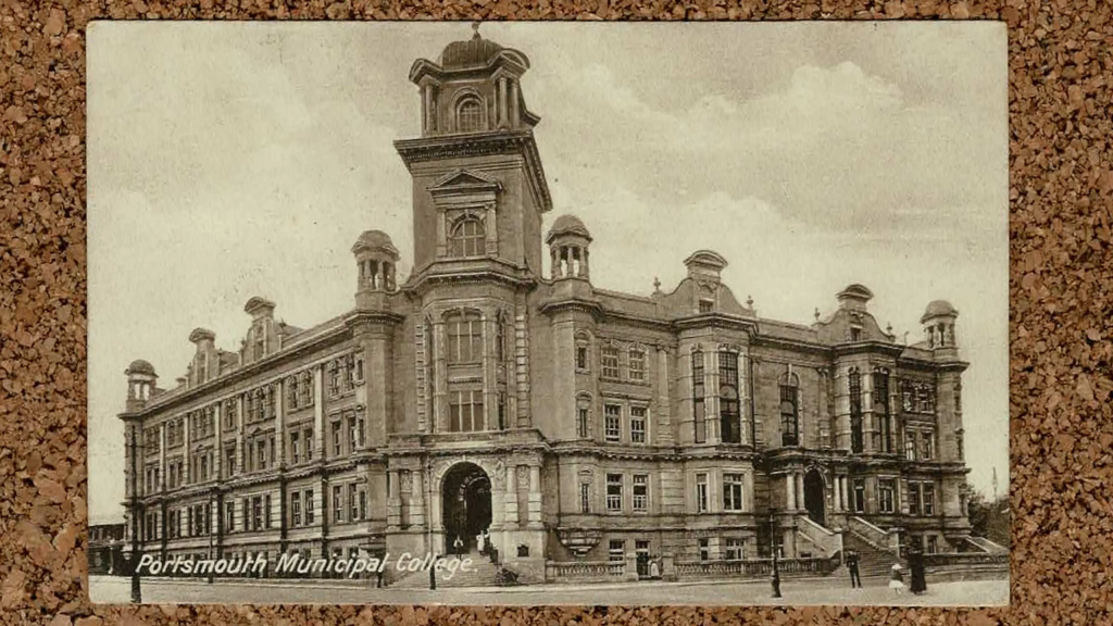 Foto histórica em preto e branco da Universidade de Portsmouth