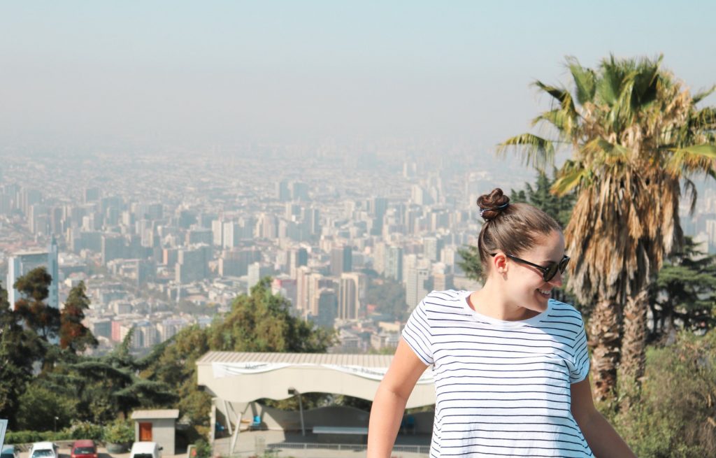 Paisagem de Santiago, no Chile, atrás de mulher sorridente