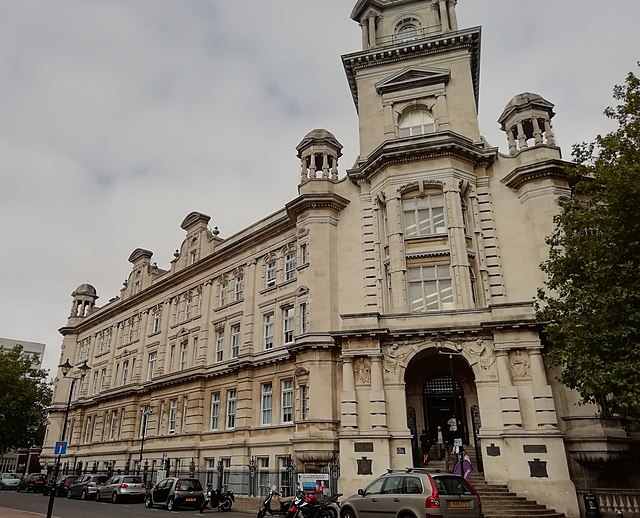 Prédio histórico da Universidade de Portsmouth