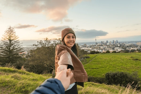 Mulher sobre montanha em Auckland | Nova Zelândia