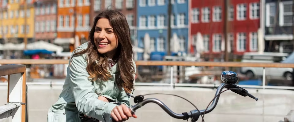 Mulher andando de bicicleta por Amsterdam | Viajar sozinha