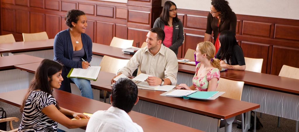 Estudantes interagindo em sala de aula | Intercâmbio de estudo e trabalho