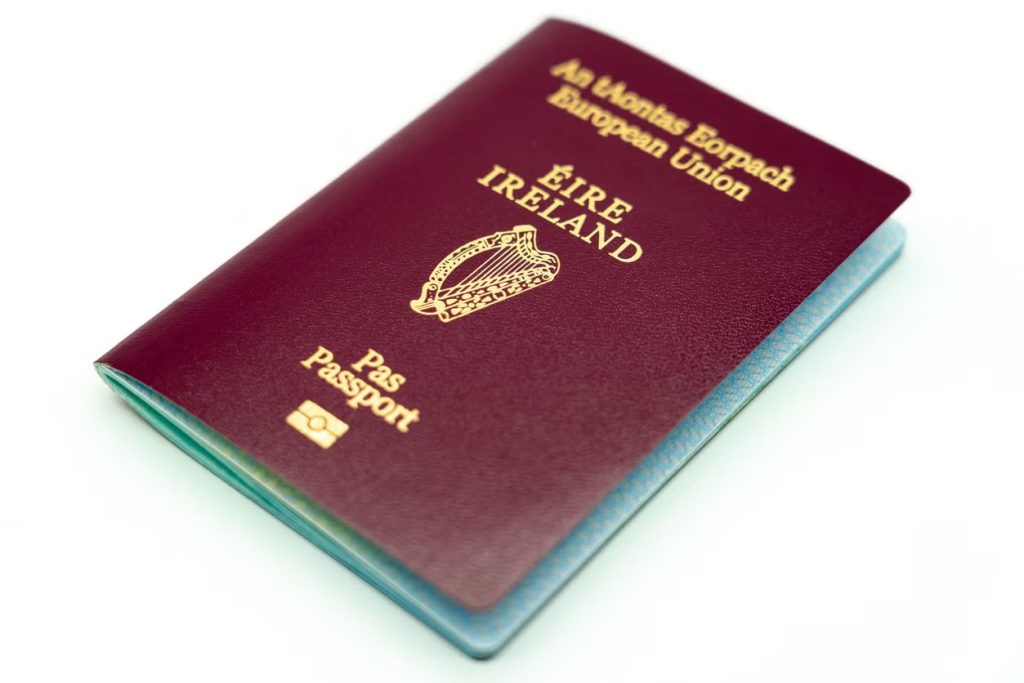 Passaporte irlandês sobre fundo