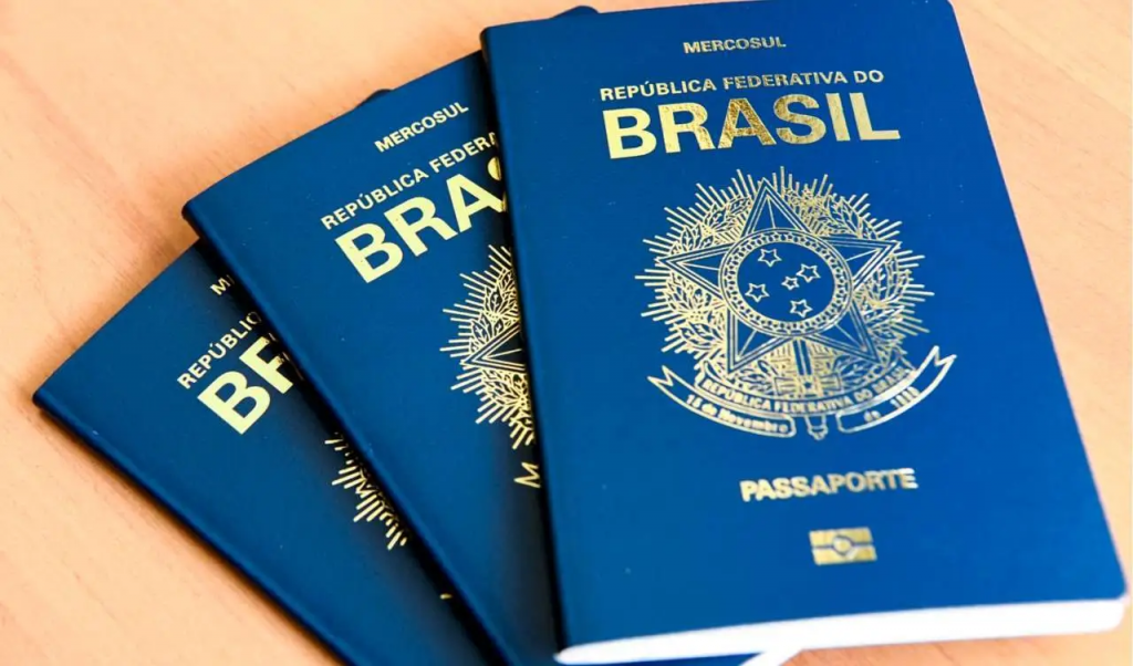 Três passaportes brasileiros sobre uma mesa