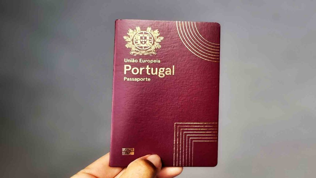 Passaporte português sendo segurado | Melhores passaportes do mundo