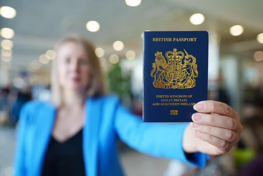 Mulher segurando o passaporte britânico | Melhores passaportes do mundo